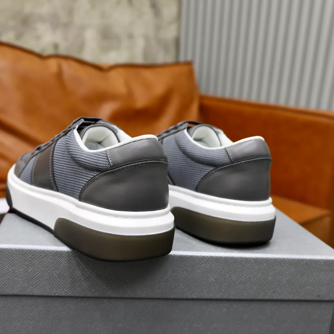 Ex-factory price: 680💰Top original order Brand: PRADA (Prada) Standard code: Men's size 38/44 (45 can be customized) Grade: Same as the official website Material: Original cowhide stitched with imported cloth, cowhide lining, original combination of two-color wear-resistant soft outsole Style category: casual sports version, young fashion, European and American trend, British style Color: actual picture color